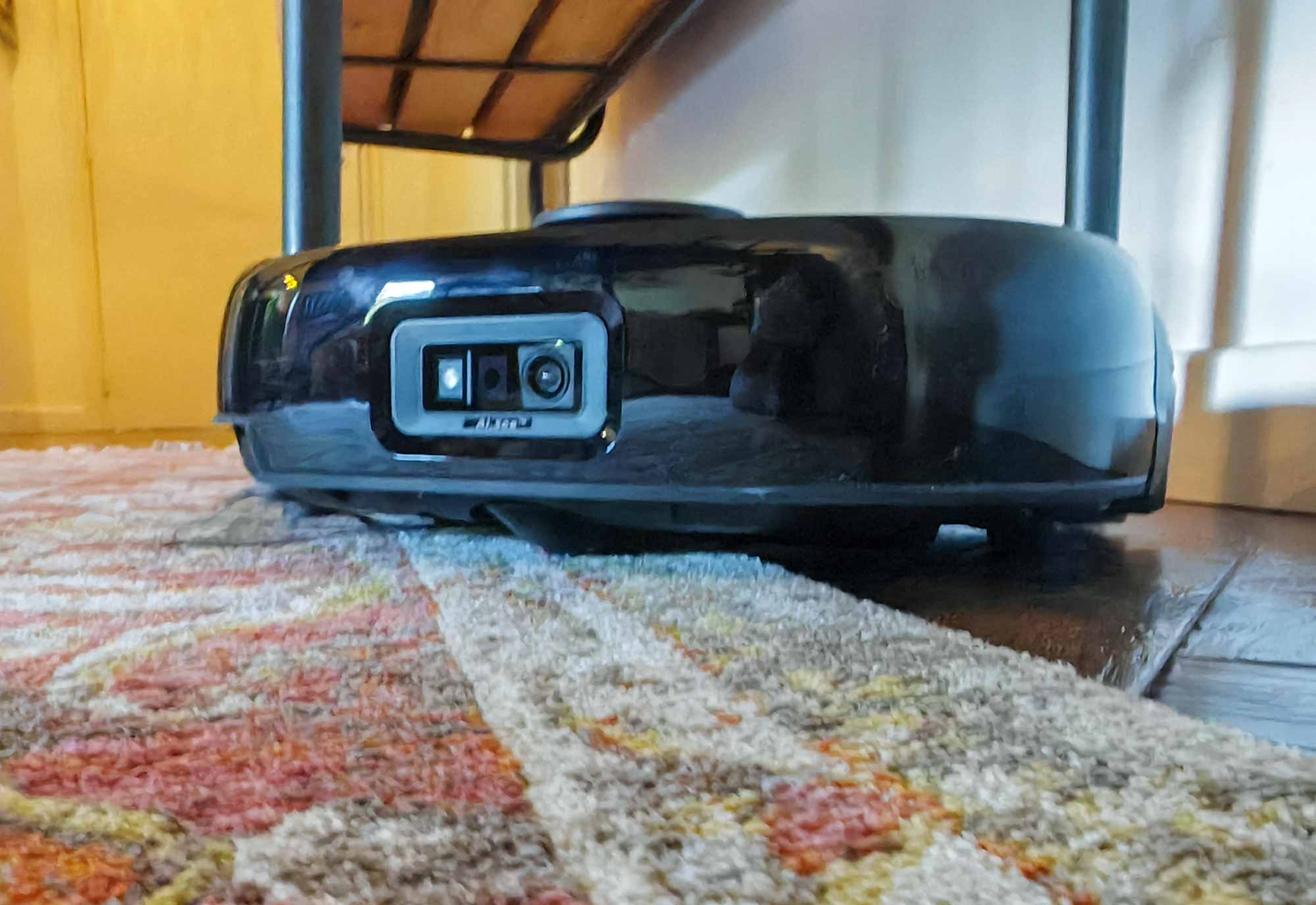 Le Eufy E25 en action sur un tapis
