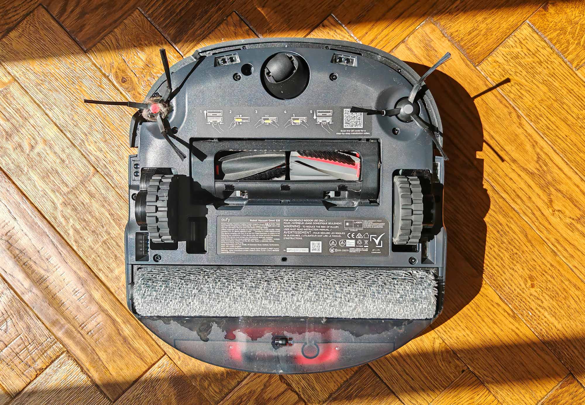 Brosses centrales du Eufy E25 sans poils enroulés, brosse latérale avec accumulation