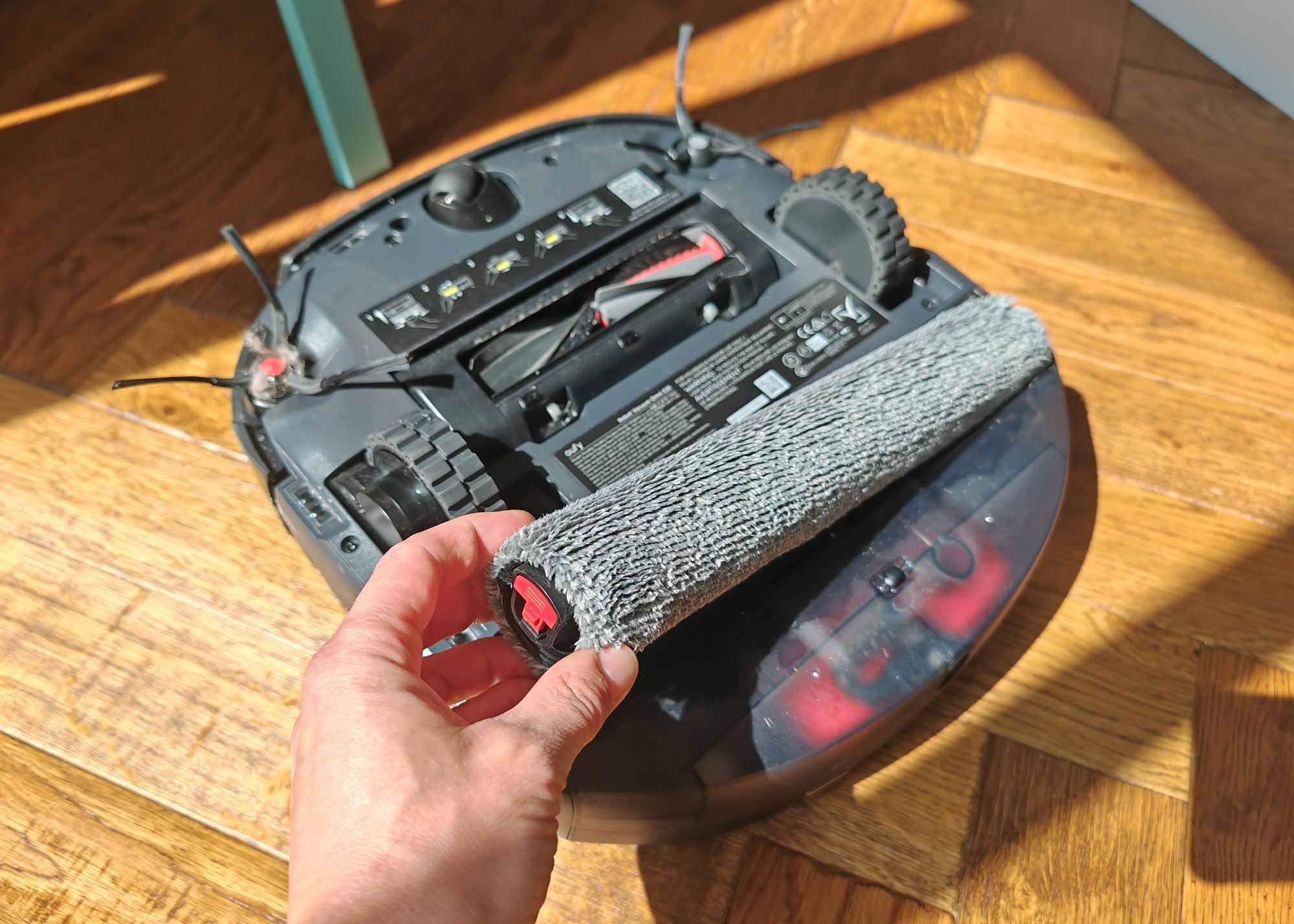 Rouleau de lavage du Eufy Omni E25 retiré pour nettoyage