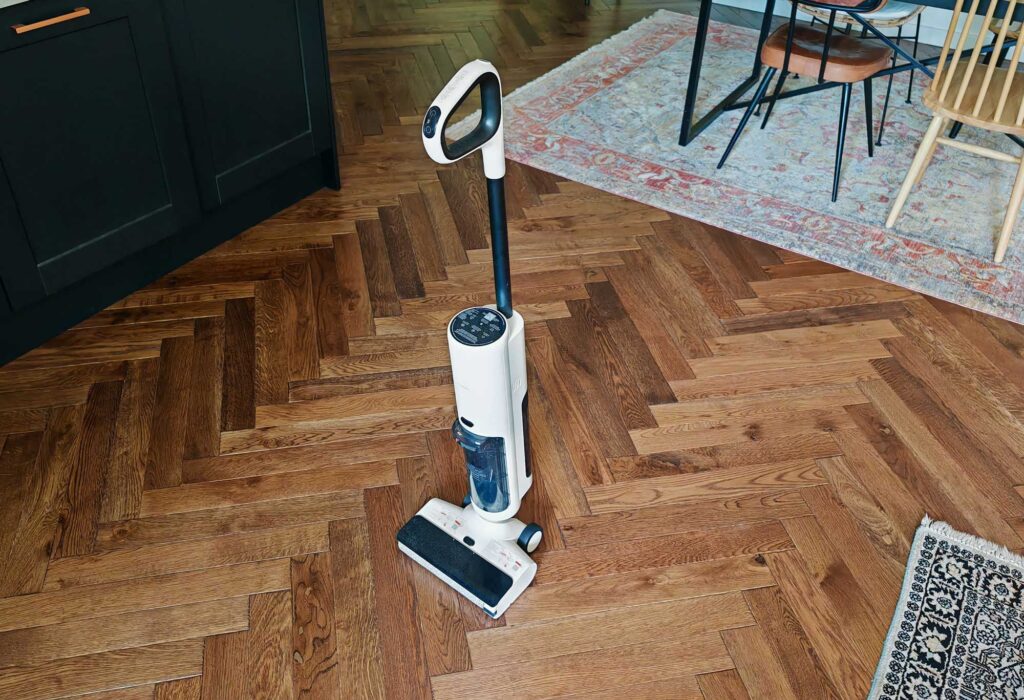 Aspirateur laveur Xiaomi W20 Ultra en position verticale sur sa station