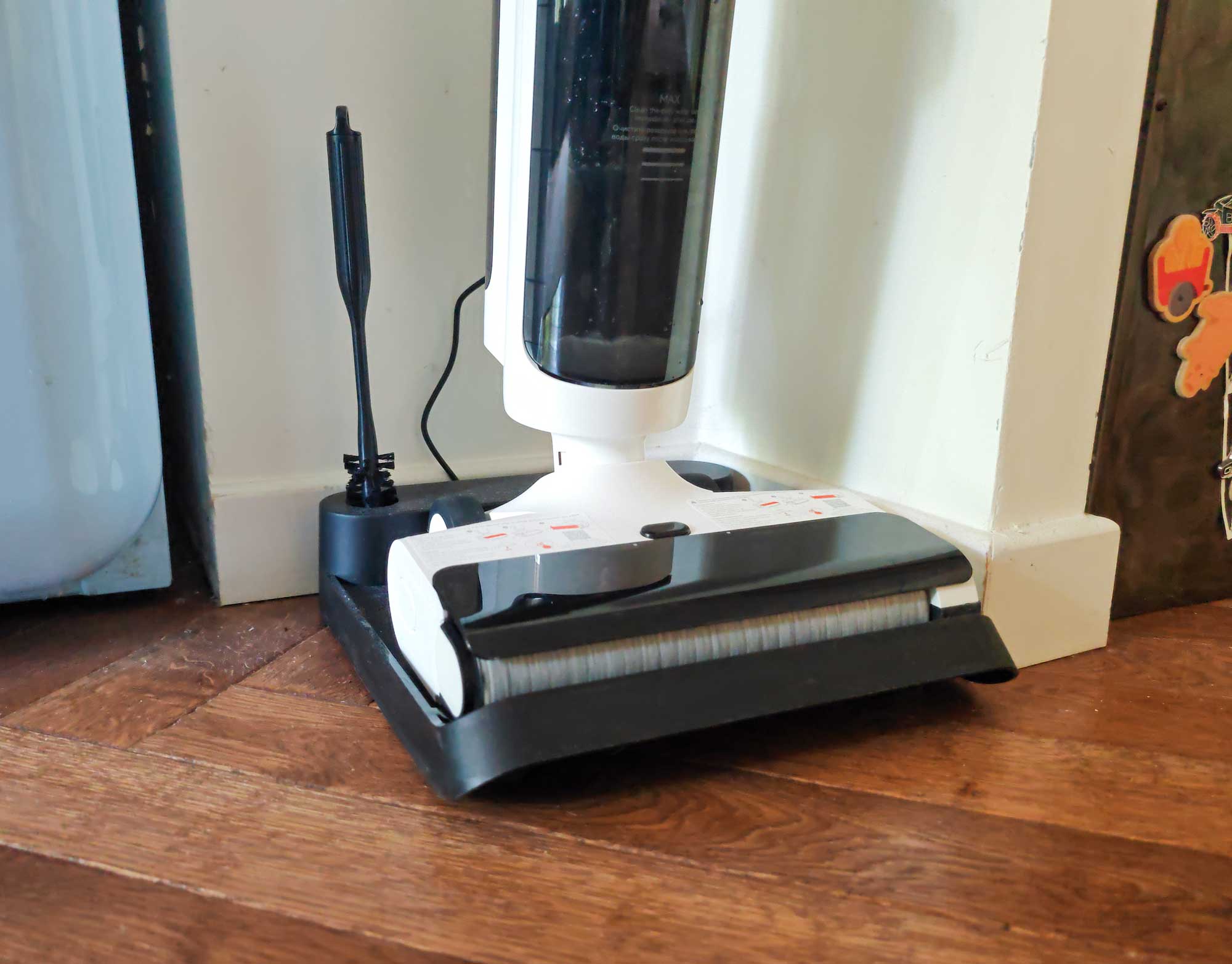 L’aspirateur laveur Xiaomi en cours de nettoyage automatique sur sa base
