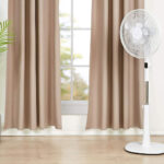 Ventilateur Amazon Basics installé dans un salon moderne