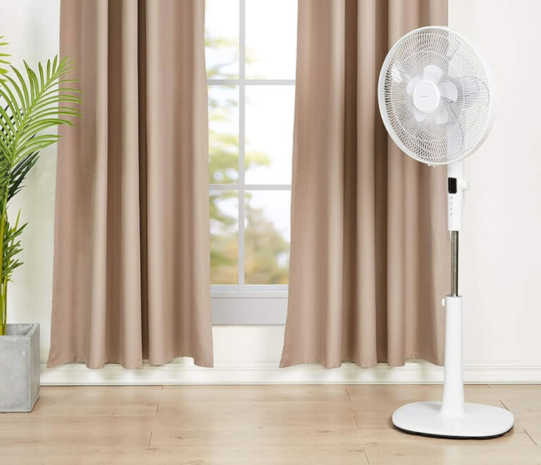Ventilateur Amazon Basics installé dans un salon moderne