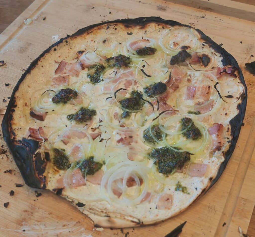 Une pizza brûlée au four à pizza à gaz Lidl © Labo Maison