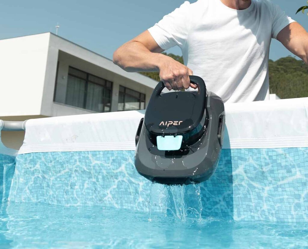 Une personne récupère le robot Scuba SE sans effort