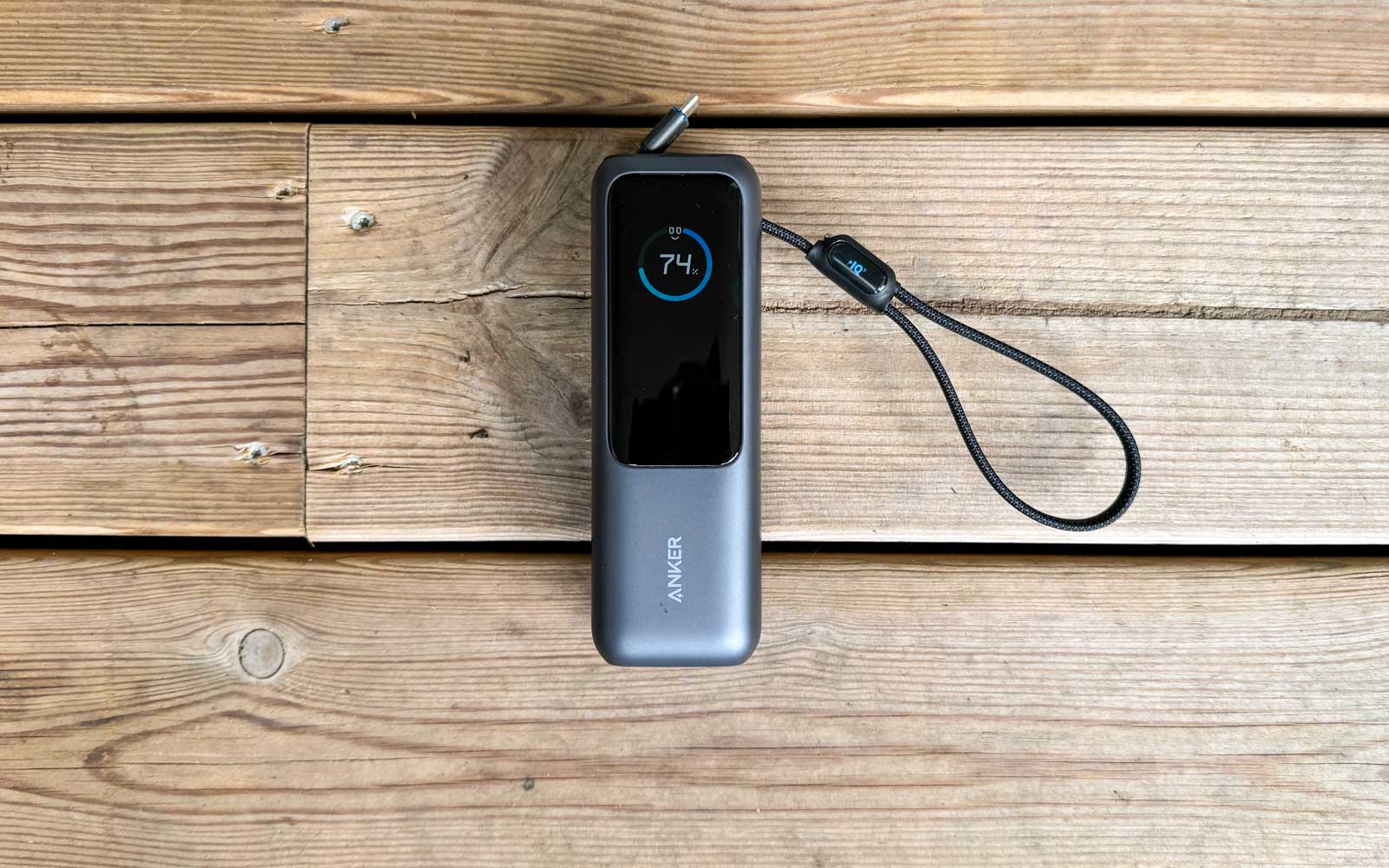 La batterie externe Anker PowerBank 25K 165W dispose de deux câbles USB-C intégrés.