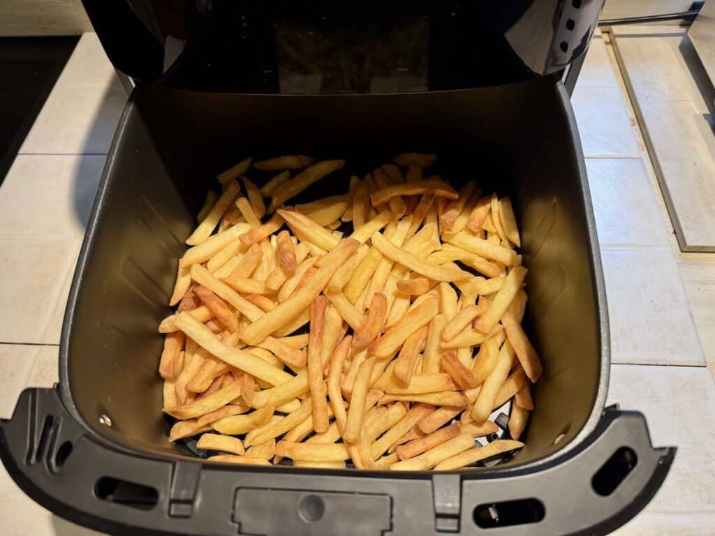 Cuisson de frites surgelés dans le Bosch Air Fryer Série 6 (c) Labo Maison