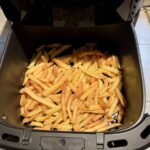 Cuisson de frites surgelés dans le Bosch Air Fryer Série 6 (c) Labo Maison