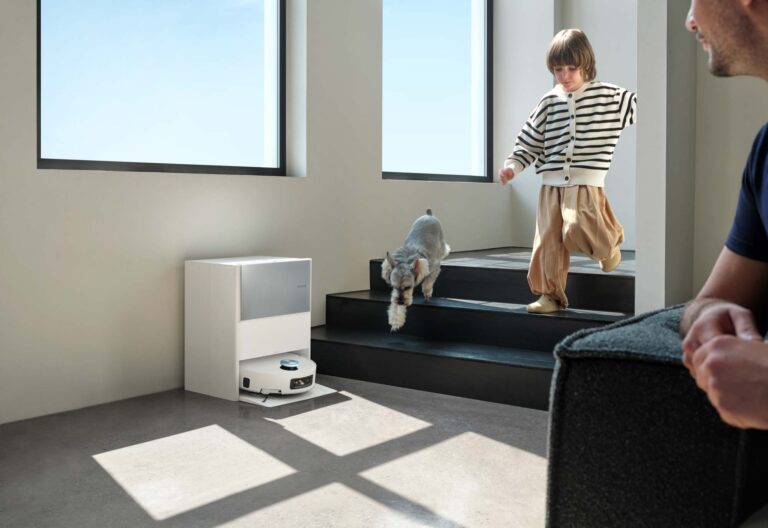 Robot aspirateur Dreame stationné dans sa base multifonction