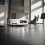 Le robot aspire de gros débris sur le sol