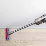 Dyson V12 Origin en action sur parquet
