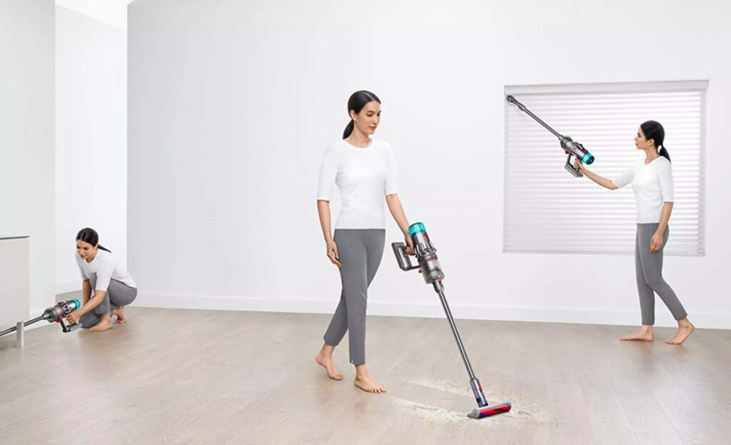 Dyson V12 Origin utilisé pour aspirer le sol, en hauteur et sous les meubles