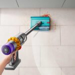 Dyson V15s Submarine nettoyant un sol avec sa brosse lavante