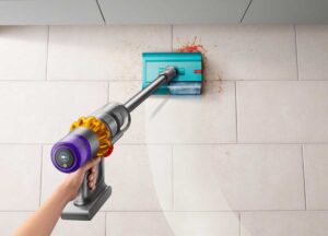 Dyson V15s Submarine nettoyant un sol avec sa brosse lavante
