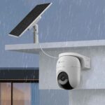 Caméra extérieure EZVIZ CB8 Lite fixée à un mur, en usage réel.