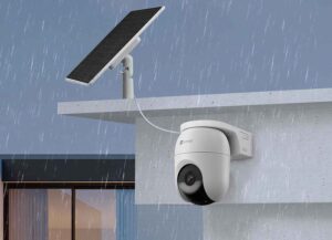 Caméra extérieure EZVIZ CB8 Lite fixée à un mur, en usage réel.