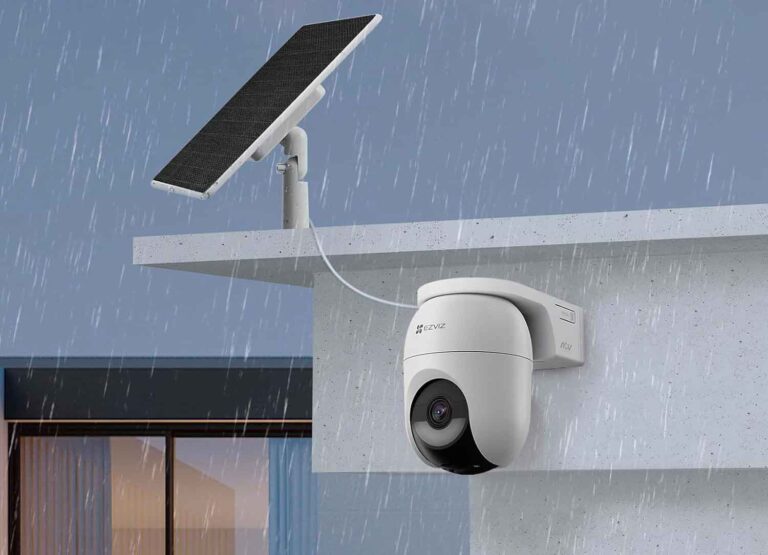 Caméra extérieure EZVIZ CB8 Lite fixée à un mur, en usage réel.