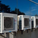 Unités extérieures de climatiseurs fixées à la façade d’un immeuble résidentiel