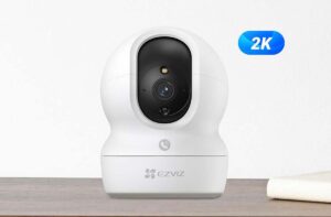 Caméra Ezviz CP1 Pro 2K posée sur un bureau