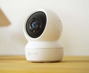 Caméra Ezviz H6C posée sur une table dans un salon