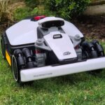 Mammotion décline son robot tout-terrain dans une version mini, plus compacte mais presque aussi performante. (c) Labo Maison