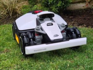 Mammotion décline son robot tout-terrain dans une version mini, plus compacte mais presque aussi performante. (c) Labo Maison
