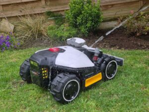 Le Luba mini AWD 800 mini AWD est silencieux et facile à entretenir (c) Labo Maison