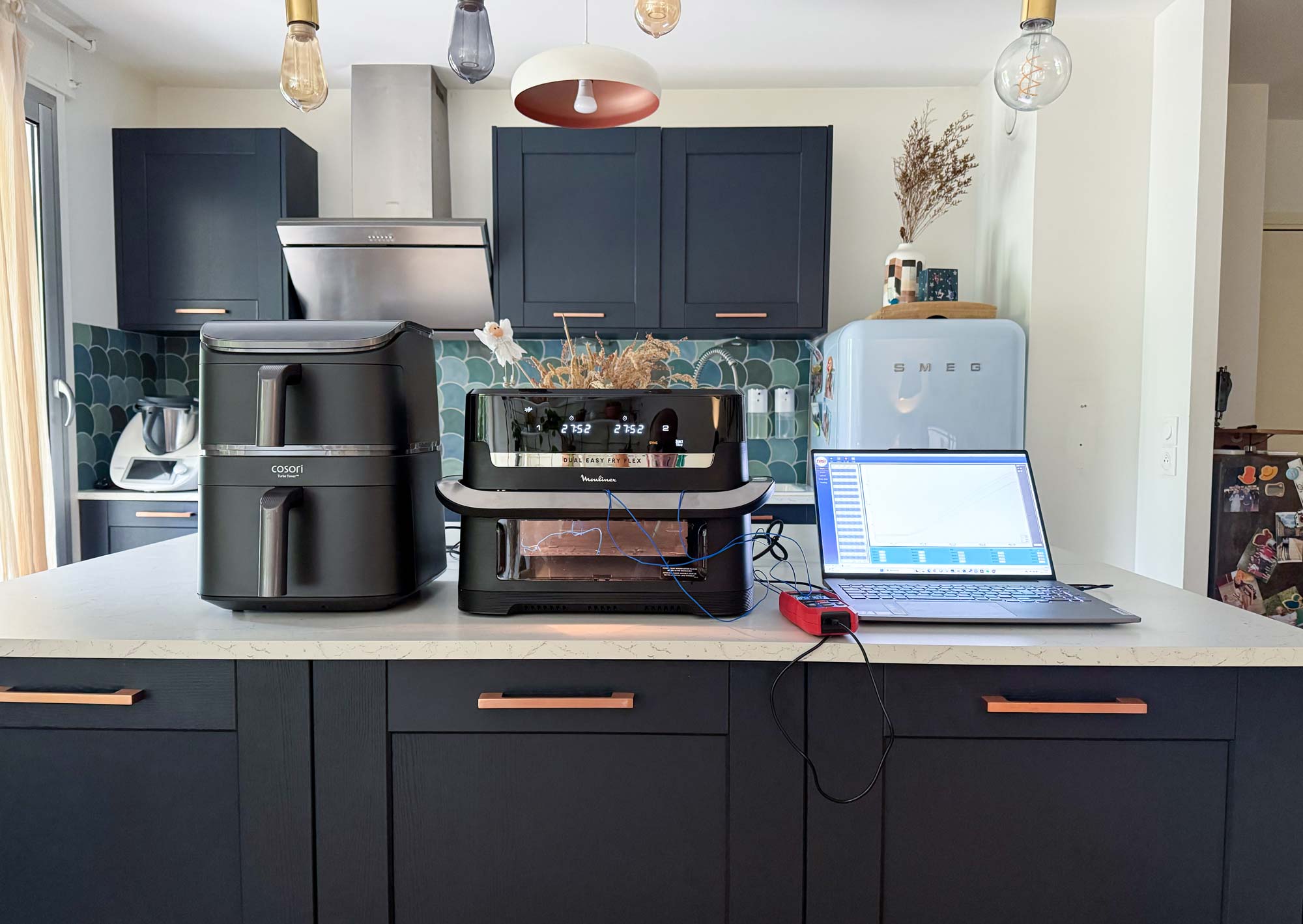 Test comparatif des airfryers Cosori Turbo Tower et Moulinex Dual Flex côte à côte au laboratoire