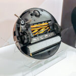 Vue du dessous du MOVA Z60 Ultra Roller Complete avec la brosse DuoBrush et le rouleau de lavage