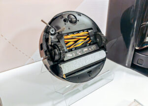 Vue du dessous du MOVA Z60 Ultra Roller Complete avec la brosse DuoBrush et le rouleau de lavage