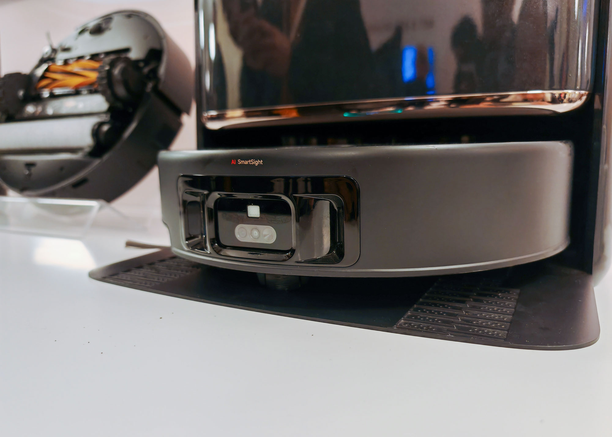 Caméra frontale du MOVA Z60 et tourelle LiDAR en position rétractée