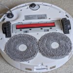 Vue du dessous du Roborock QV 35A avec ses deux serpillères rotatives circulaires