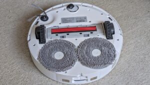 Vue du dessous du Roborock QV 35A avec ses deux serpillères rotatives circulaires