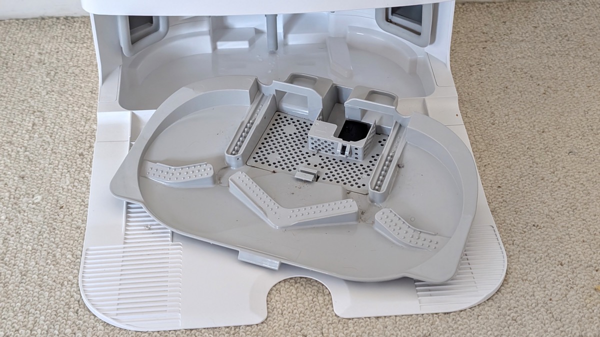 Planche de lavage amovible de la station du Roborock QV 35A en cours de nettoyage