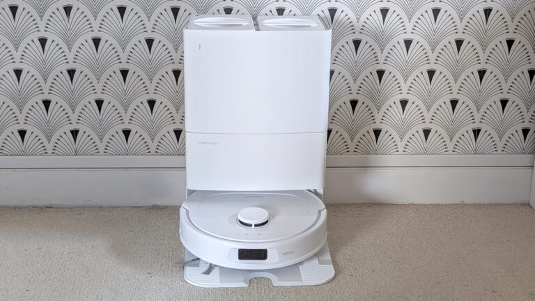 Le Roborock QV 35A posé dans sa station multifonction pendant la phase de test