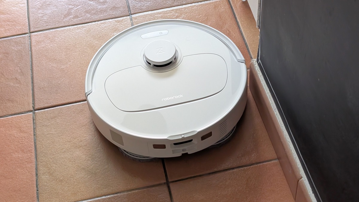 Patins rotatifs du Roborock QV 35A en action pendant le lavage du sol