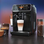 Philips LatteGo 5400 avec plusieurs boissons café autour
