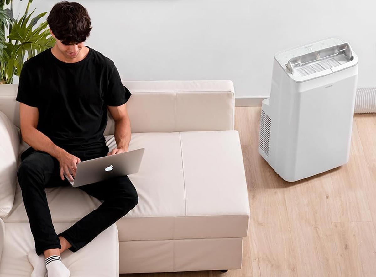 Climatiseur mobile en fonctionnement dans une pièce de vie pendant l’été