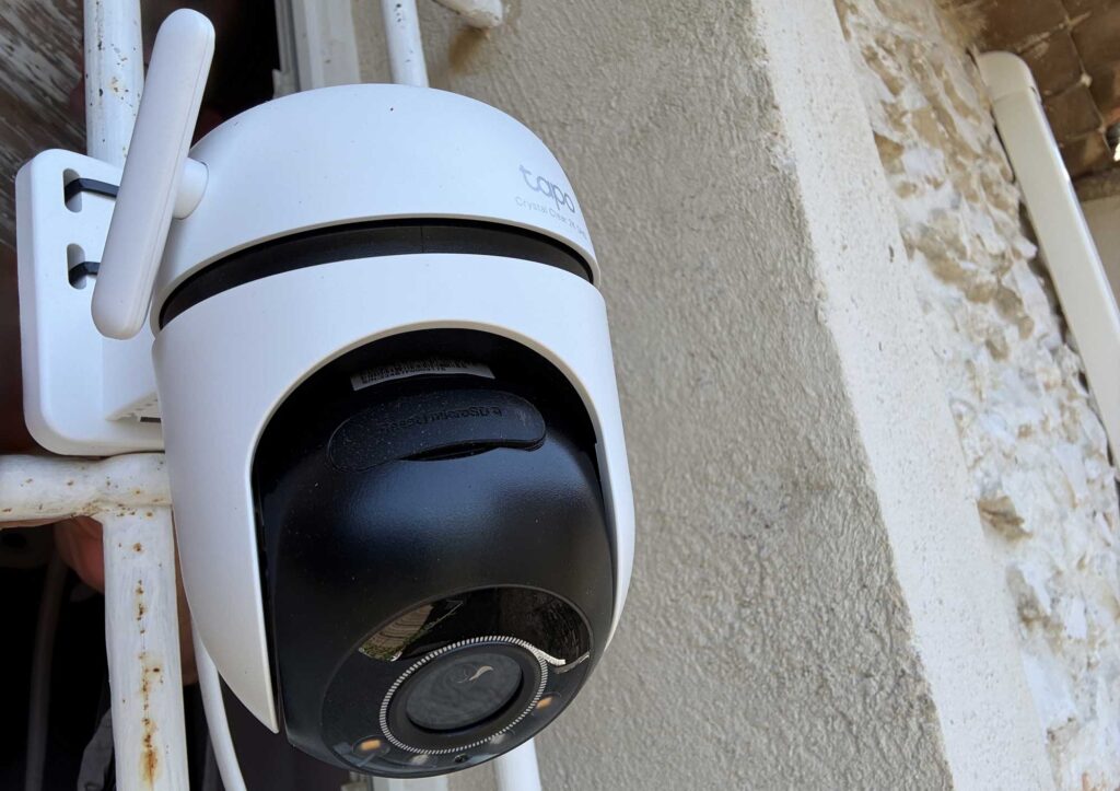 Caméra TP-Link Tapo C520WS installée à l’extérieur pendant le test