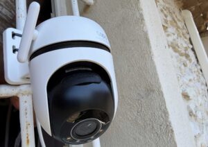 Caméra TP-Link Tapo C520WS installée à l’extérieur pendant le test