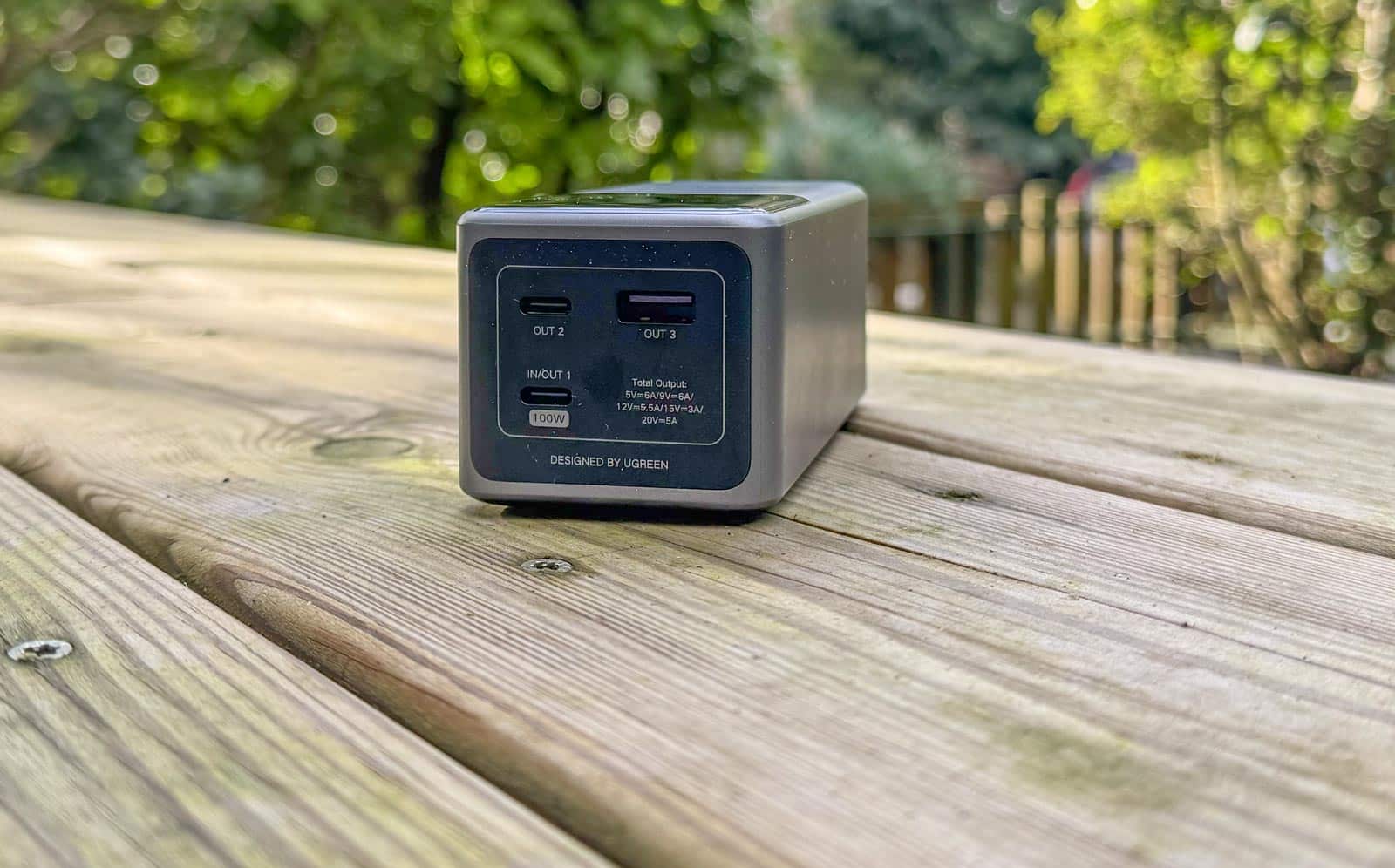 Connectique de la batterie externe UGREEN Nexode Pro 130 W avec ports USB-C et USB-A