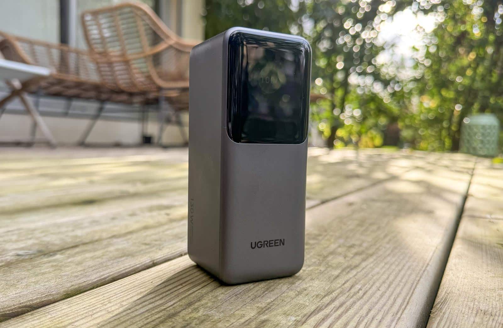 Lisibilité de l’écran de la UGREEN Nexode Pro 130 W en plein soleil