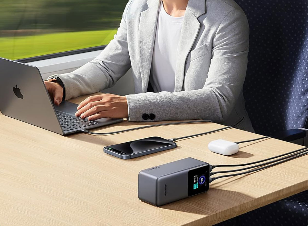 Batterie Ugreen utilisée en voyage, dans un train