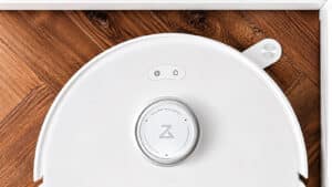 Balise alt : Robot aspirateur Roborock vu de dessus sur un parquet en bois