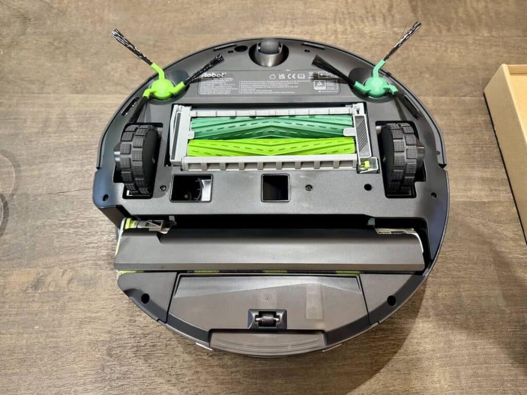 iRobot Roomba Max 705 Combo vu du dessous avec le rouleau auto-nettoyant et les deux brosses © Labo Maison