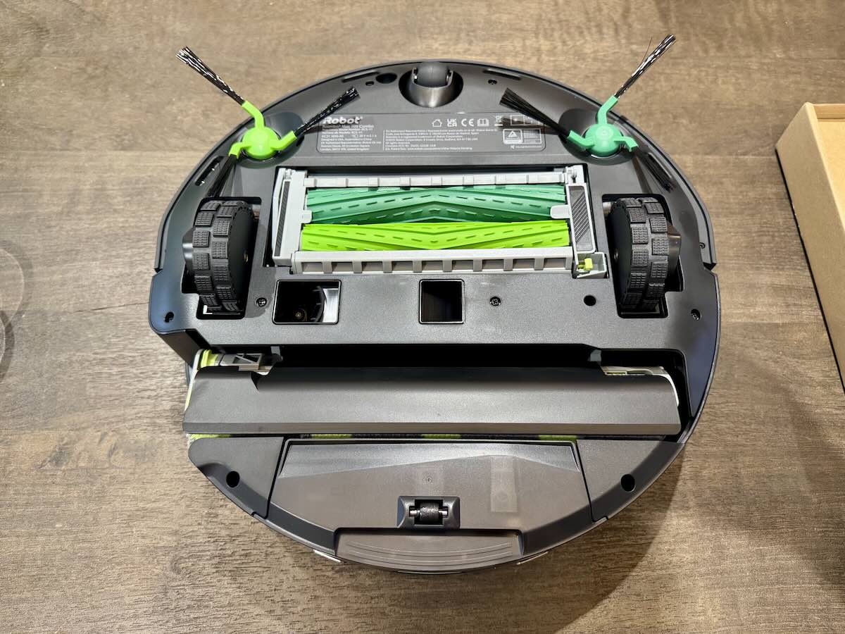 iRobot Roomba Max 705 Combo vu du dessous avec le rouleau auto-nettoyant et les deux brosses © Labo Maison