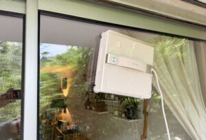 Dreame C1 en fonctionnement sur une baie vitrée