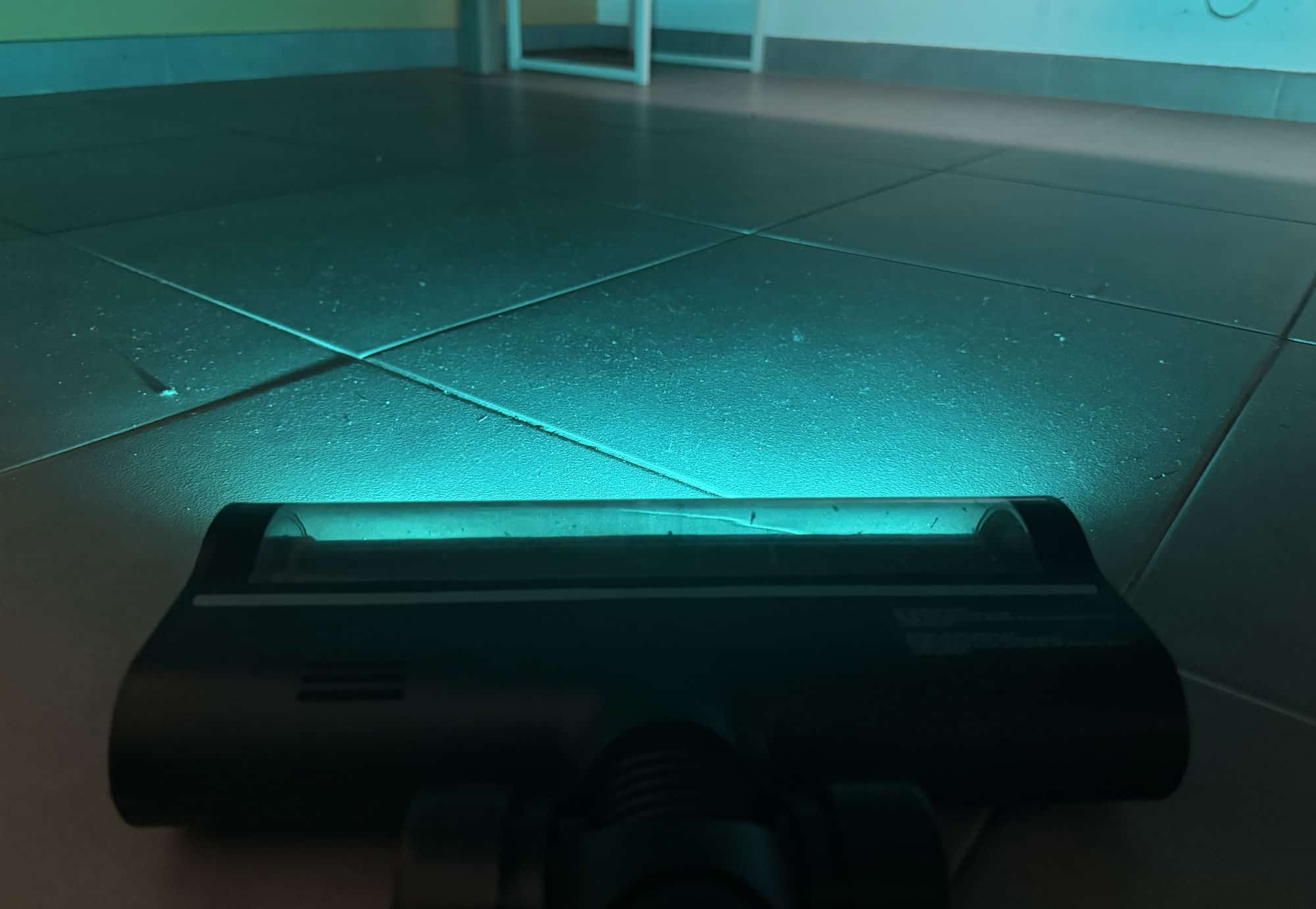 Brosse du Dreame H15 Mix avec lumière verte pour détecter la poussière au sol