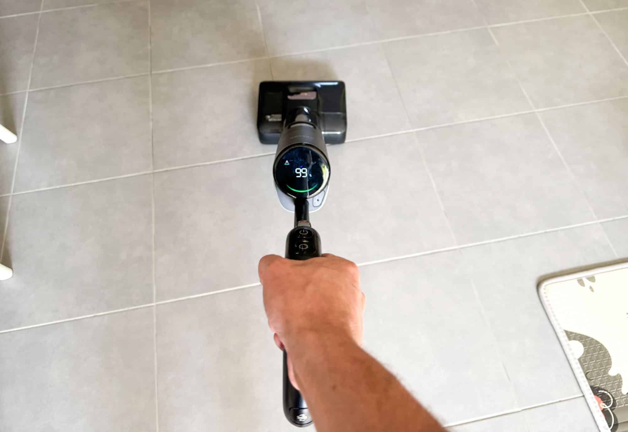 Dreame H15 Mix en train de laver le sol en mode aspirateur-laveur