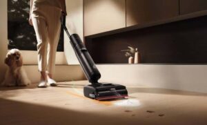 Projection de mousse bio-enzymatique par le Dreame H15 Pro FoamWash pour dissoudre les taches et neutraliser les odeurs.